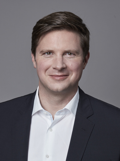 Herr Dr. Florian Tonkar im Anzug